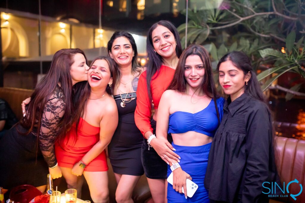 Sexy-girls-from-SinQ-Nightclub-Candolim-Goa